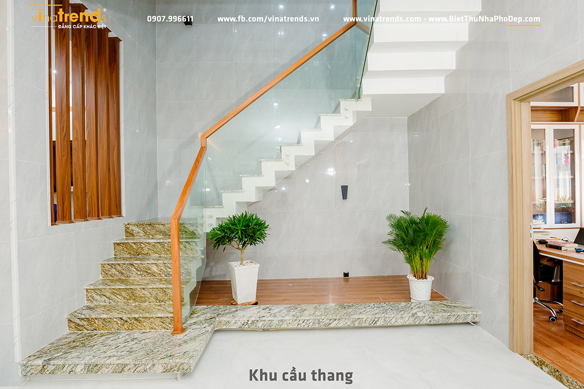 mau cau thang nha 7m dep Hình Thực Tế Mẫu Nhà 3 Tầng Mặt Tiền 7m Đẹp Nhờ Thi Công giống 99,99% so với Thiết Kế